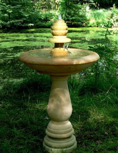 No.7 - zauberhafter Springbrunnen mit Artischocke als Auslauf Naturstein